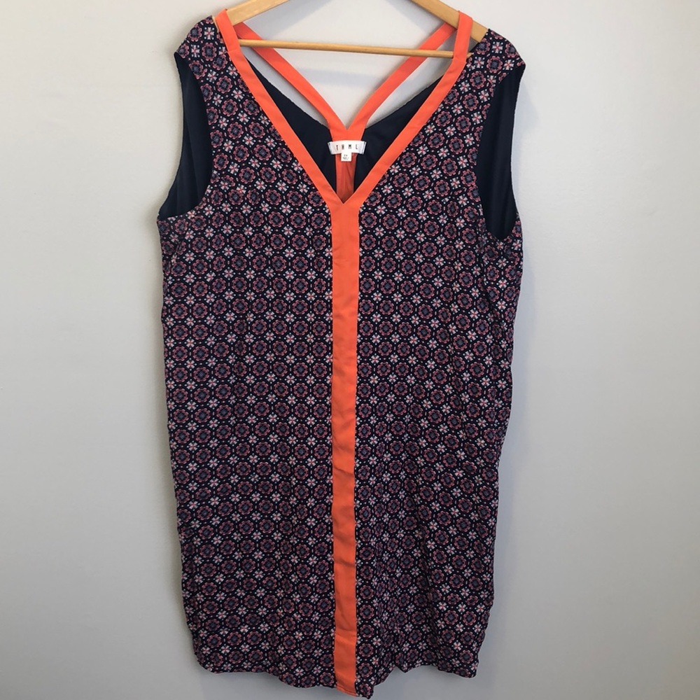 Sleeveless shift dress with V design in back